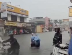 Banjir Rendam Jalan Raya Jatiwaringin Pondok Gede Sejumlah Kendaraan Mogok