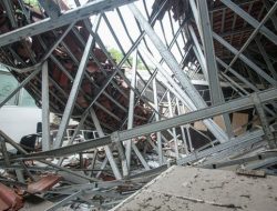 Siswa SMK di Bogor Diimbau Tak Ambil Barang di Ruangan Ambruk karena Bahaya. 