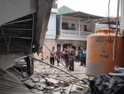 15 Ambulans Berdatangan Usai Musala Ponpes Al Khoziny Sidoarjo Ambruk.