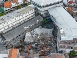 Tim SAR Pasang Penyangga Sokong Gedung Miring Ponpes Al Khoziny.