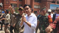 Gibran: Terima Kasih Roy Suryo dan dr Tifa, Sudah Ziarah ke Makam Kakek dan Nenek Saya