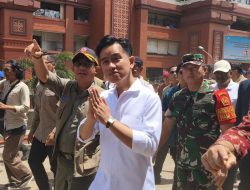 Gibran: Terima Kasih Roy Suryo dan dr Tifa, Sudah Ziarah ke Makam Kakek dan Nenek Saya