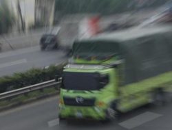 Orang Terkaya RI Tak Malu Jajan Es Pinggir Jalan dan Jadi Sopir Truk