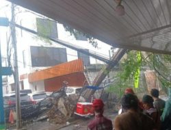 Tiang Listrik Roboh, Lalin Jalan Mawar Ciputat Ditutup Sementara