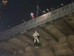 Heboh! Pria ditemukan tewas tergantung di Flyover Pasupati Bandung.?