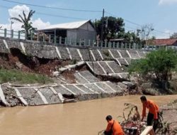 Banjir-Longsor di 3 Kampung Jonggol Bogor, Tembok Penahan Tanah Ponpes Ambruk.