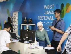 West Java Festival Cas HP Sambil Berdonasi di Booth bank bjb WJF 2025