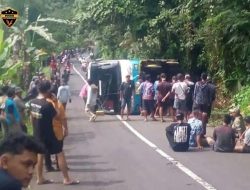 Bus Bawa Rombongan Hajatan Terguling di di Jalan Kepil-Kaliangkrik Wonosobo, 31 Penumpang Selamat