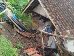 Longsor Tasikmalaya Hancurkan Rumah Warga, 2 Keluarga Selamat dari Tebing 8 Meter