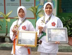 Dua Atlet Karate Mi Modern Al Misbah Terima Piagam dari Ketua DPC Gokasi Tangsel. 