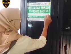 Detik-detik Petugas Tempel ‘Stiker Warga Miskin’ ke Penerima Bansos Bermobil di bogor