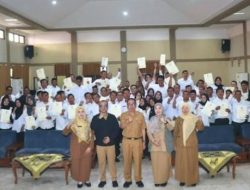 Sekda Kabupaten Sukabumi, Menyerahkan 109 Petikan Surat Keputusan (SK) Pengangkatan Pegawai Pemerintah.