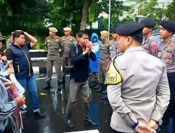 Wakil Bupati Bogor Jaro Ade Temui Pendemo, BEM RI Akan Kembali Menggelar Aksi Lanjutan Dengan Massa Yang Lebih Besar Apabila Tidak Ada Perkembangan Nyata Dalam Penanganan Laporan Tersebut.