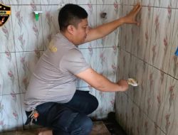 Personel Bhabinkamtibmas Polsek Sukaraja Polres Sukabumi Kota melaksanakan kegiatan Bersih