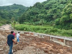 Tanpa Bantuan Pemerintah, Warga Simpenan Sukabumi Bangun Tanggul Beton Rp500 Juta