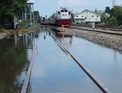 BNPB: Banjir Grobogan mengganggu jalur KA Jakarta-Surabaya.