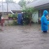 Banjir yang terjadi akibat curah hujan tinggi membuat beberapa rumah warga tergenang air.