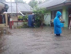 Banjir yang terjadi akibat curah hujan tinggi membuat beberapa rumah warga tergenang air.