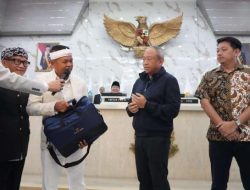 KDM Serahkan Kadeudeuh Rp1 Miliar untuk Persib Bandung.