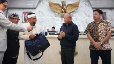 KDM Serahkan Kadeudeuh Rp1 Miliar untuk Persib Bandung.
