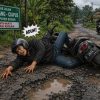 Lagi !!! Warga Graha Arradea Ciherang Terjatuh Dampak Kerusakan Jalan Raya Ciherang-Ciapus, Warga Desak Perbaikan Segera